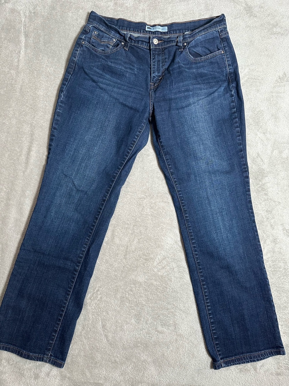 Levi's women's 505 Straight Leg Jeans Size 34x28.5. (31x30 tag)